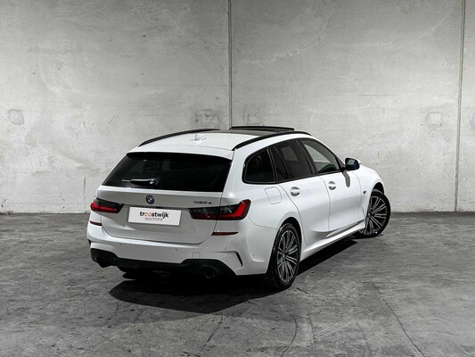 BMW 320e Touring Business Edition Plus M-Sport 204pk 2022 (Origineel-NL + 1e Eigenaar) 3-Serie, P-991-JH