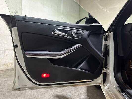 Mercedes-Benz CLA200 d Business Solution AMG 136pk 2016 CLA-Klasse