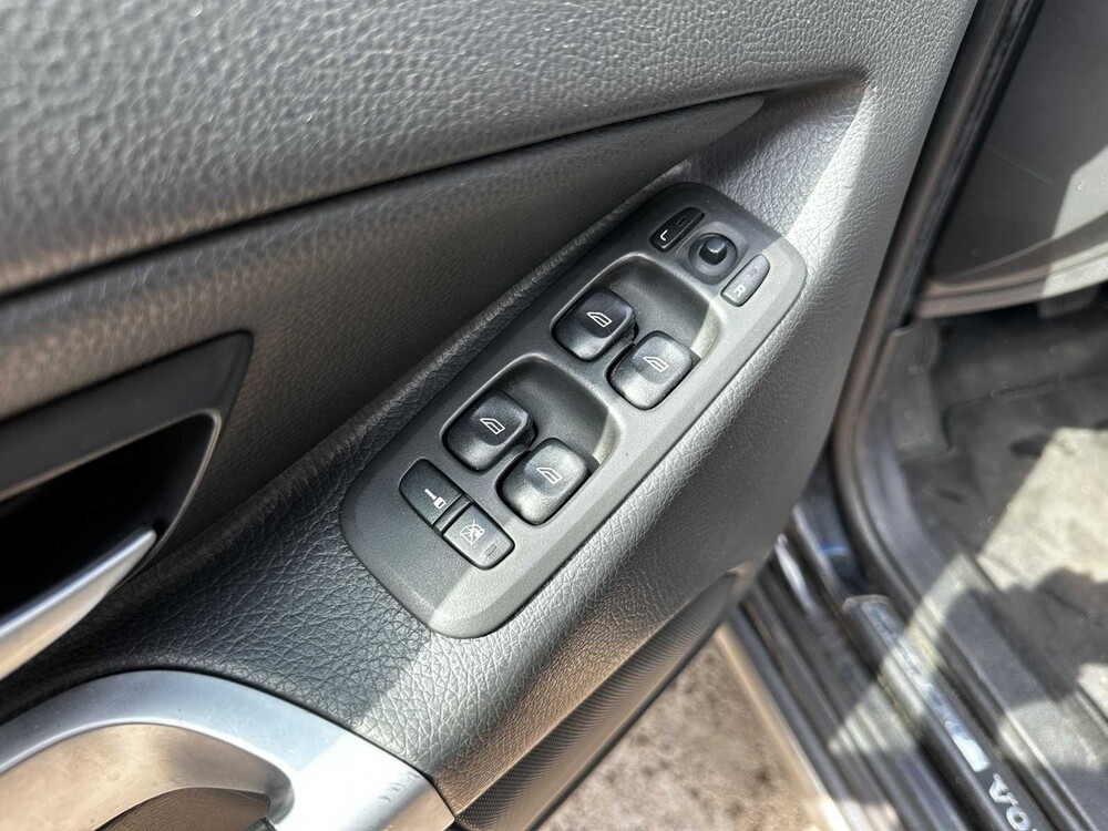 Volvo XC90 4.4 V8 Momentum 315pk 2007 (7-persoons), X-130-FL Youngtimer