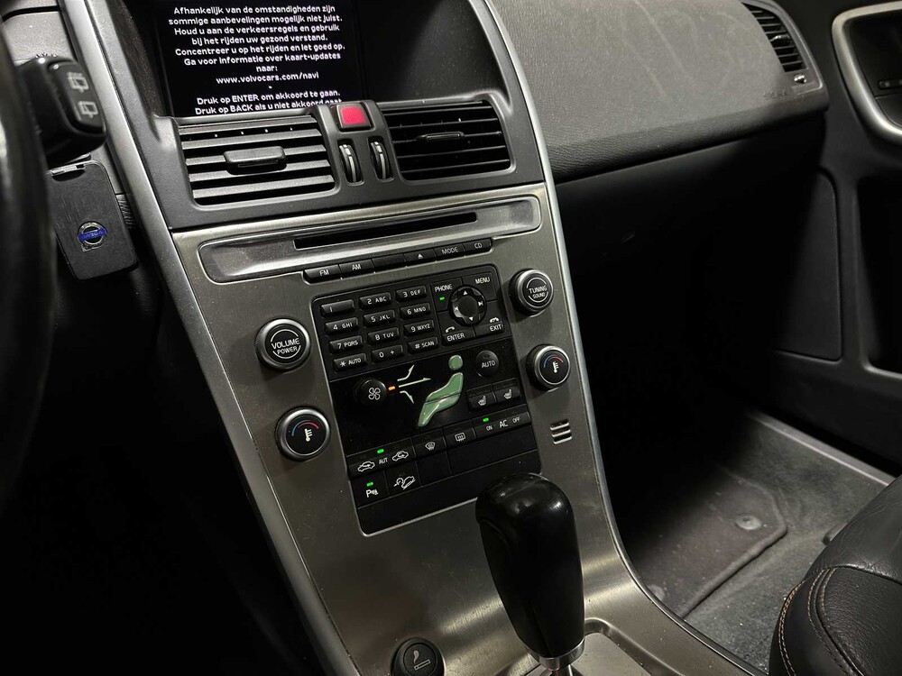Volvo XC60 2.4 D5 AWD R-Design 205pk 2010, 66-NKX-7 