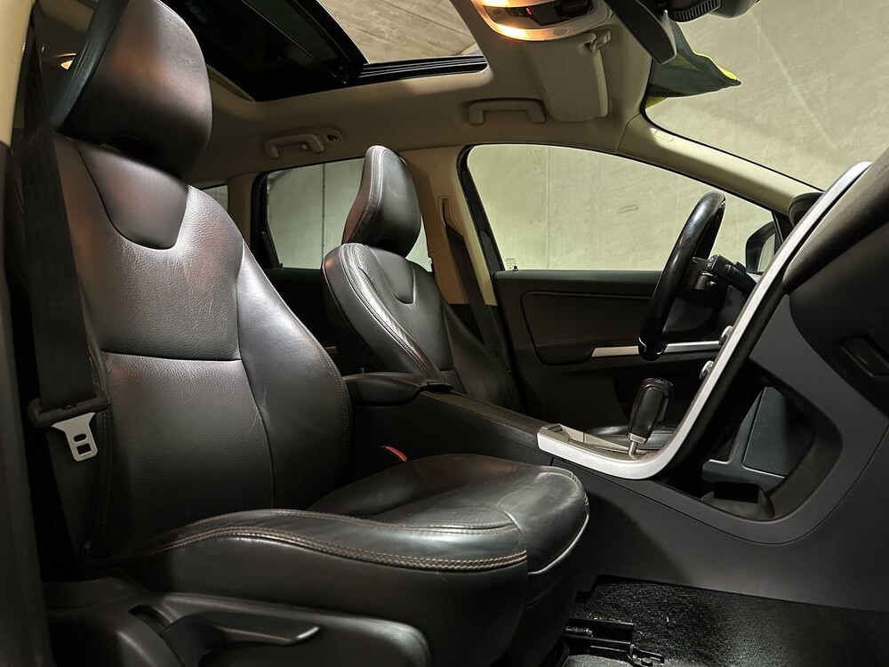 Volvo XC60 2.4 D5 AWD R-Design 205pk 2010, 66-NKX-7 