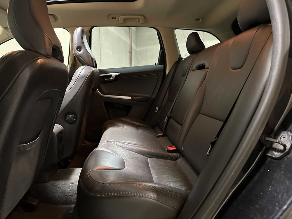 Volvo XC60 2.4 D5 AWD R-Design 205pk 2010, 66-NKX-7 