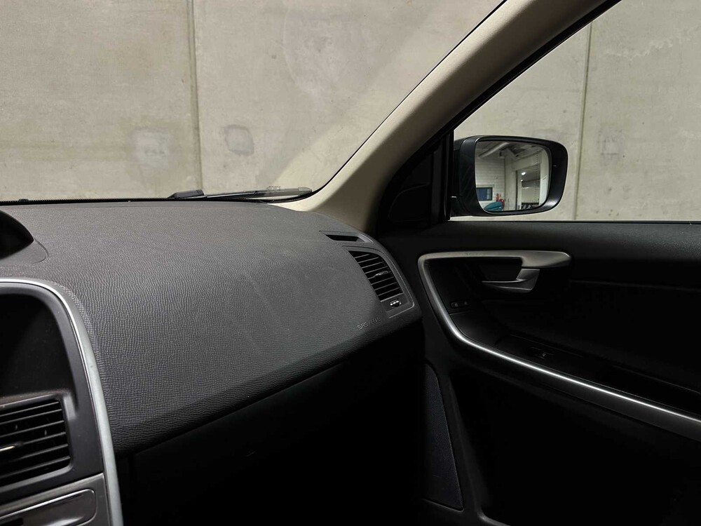 Volvo XC60 2.4 D5 AWD R-Design 205pk 2010, 66-NKX-7 