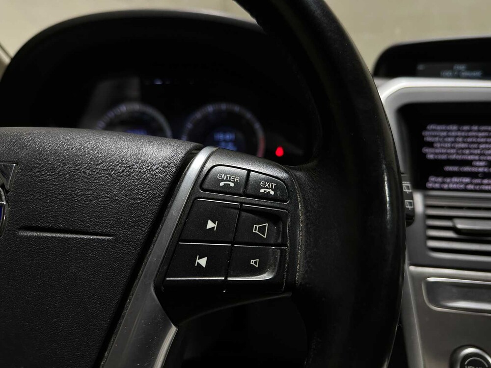 Volvo XC60 2.4 D5 AWD R-Design 205pk 2010, 66-NKX-7 