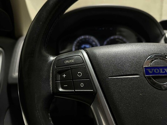 Volvo XC60 2.4 D5 AWD R-Design 205pk 2010, 66-NKX-7