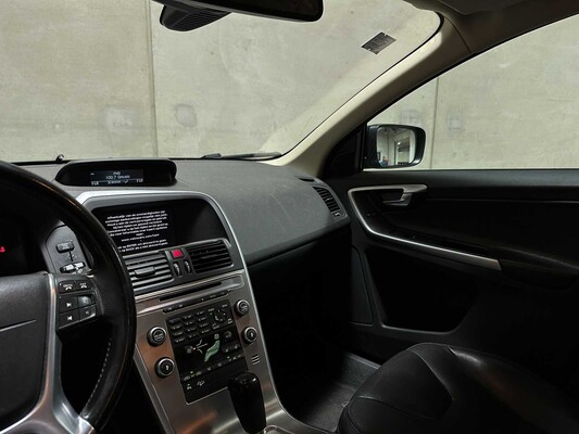 Volvo XC60 2.4 D5 AWD R-Design 205pk 2010, 66-NKX-7
