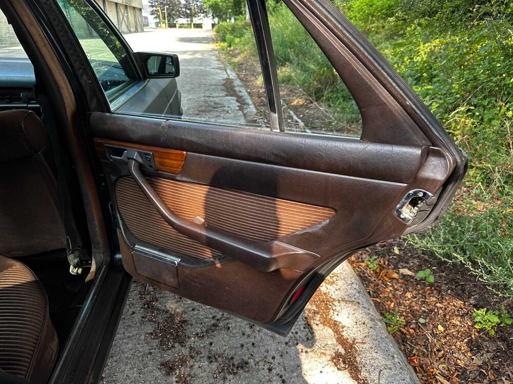 Mercedes-Benz SE W126 107pk 1982, X-916-HG