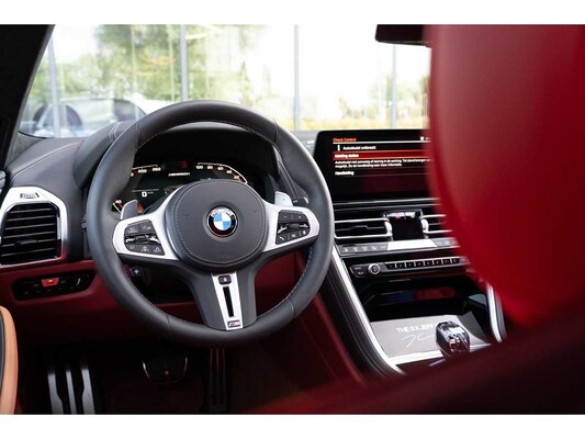 BMW M850i Gran Coupé 4.4 V8 xDrive -The 8 X Jeff Koons- M-Performance 530pk 2023 (1 van 99) (NEW) 8-Serie (Origineel-NL + 1e Eigenaar)