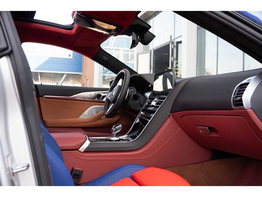 BMW M850i Gran Coupé 4.4 V8 xDrive -The 8 X Jeff Koons- M-Performance 530pk 2023 (1 van 99) (NEW) 8-Serie (Origineel-NL + 1e Eigenaar)