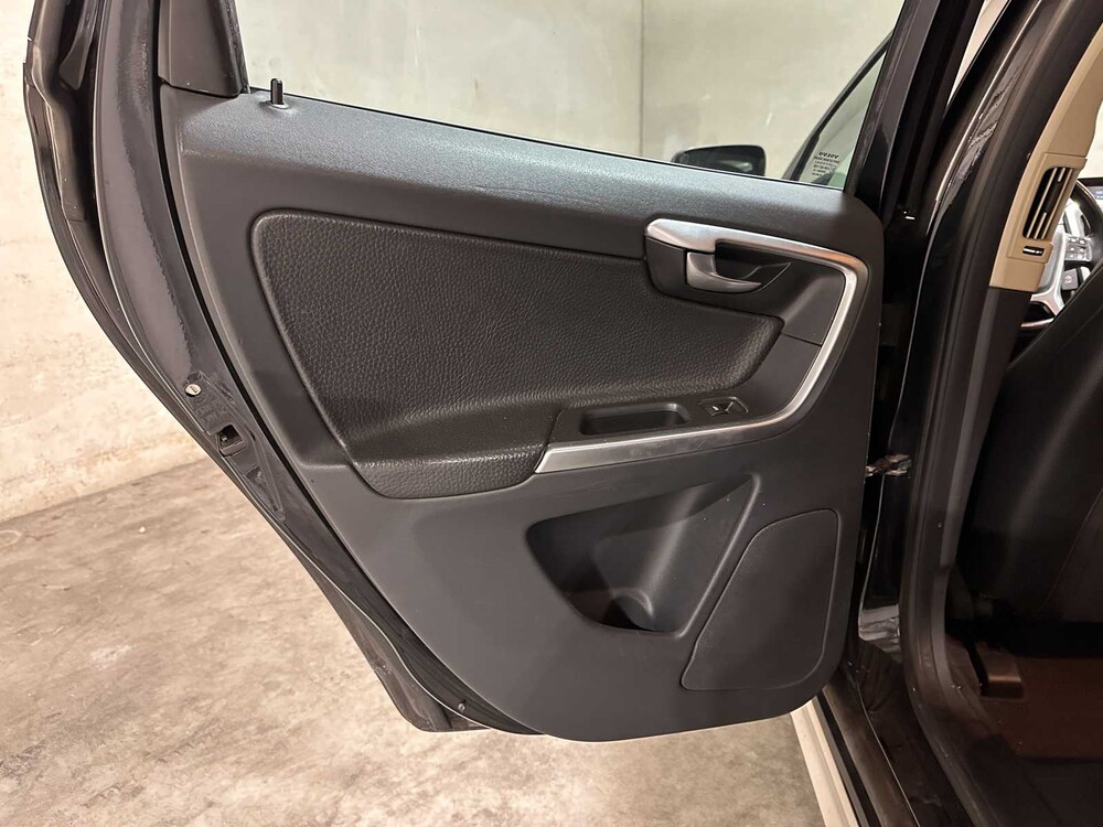 Volvo XC60 2,4 D5 AWD R-Design 205 PS 2010, 66-NKX-7 