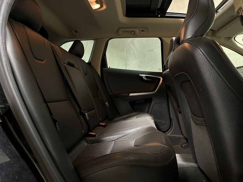 Volvo XC60 2.4 D5 AWD R-Design 205pk 2010, 66-NKX-7 