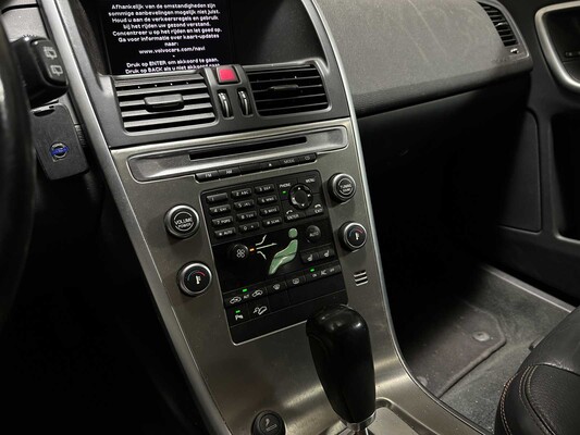 Volvo XC60 2.4 D5 AWD R-Design 205pk 2010, 66-NKX-7