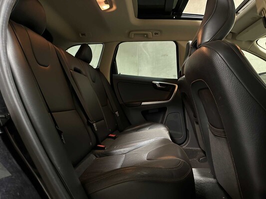 Volvo XC60 2.4 D5 AWD R-Design 205pk 2010, 66-NKX-7