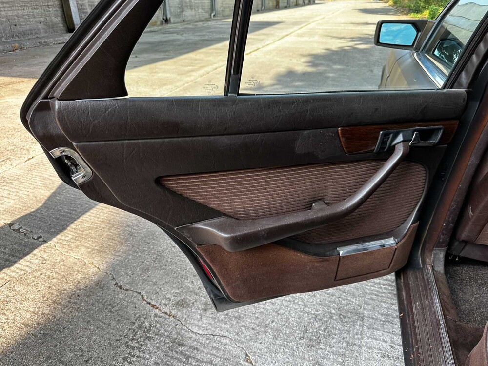 Mercedes-Benz SE W126 107pk 1982, X-916-HG