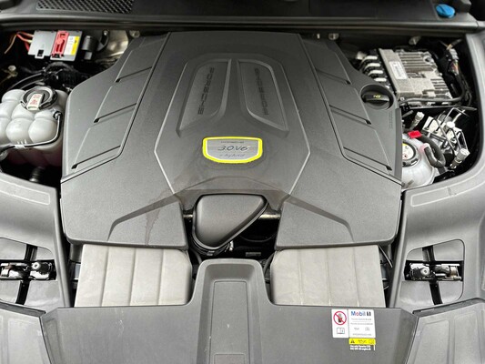 Porsche Cayenne E-Hybrid Platinum Edition 3,0 V6 462 PS 2023 (Original-NL), NL-Zulassung -Sport-Chrono-