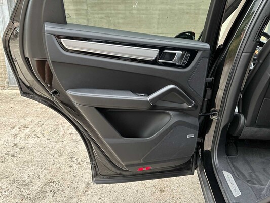 Porsche Cayenne E-Hybrid Platinum Edition 3.0 V6 462pk 2023 (Origineel-NL), NL-kenteken -Sport-Chrono-