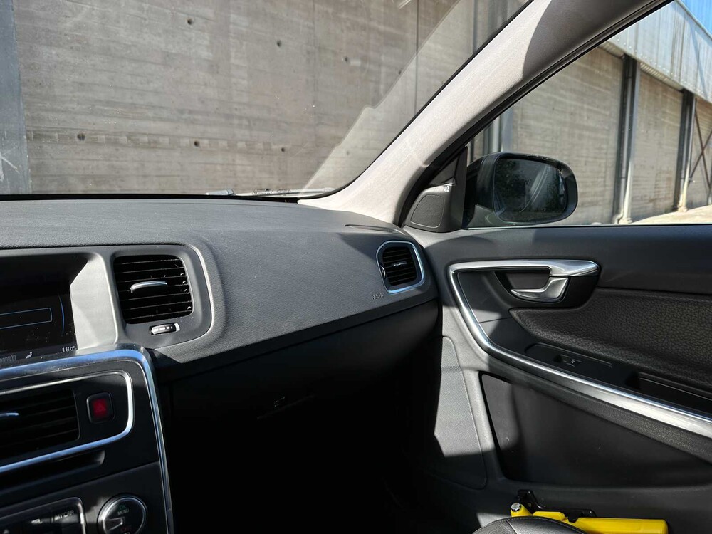 Volvo V60 2.0T Momentum 203pk 2011 (Origineel-NL) Automaat, 58-NXR-8