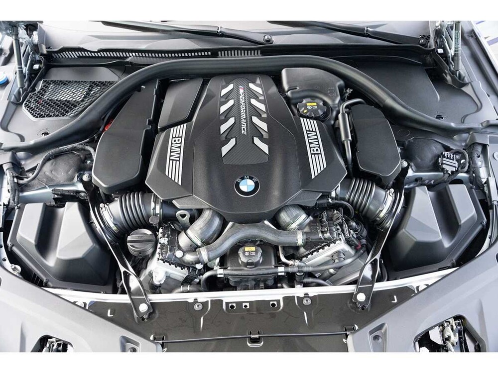 BMW M850i Gran Coupé 4,4 V8 xDrive – Der 8 X Jeff Koons – M-Performance 530 PS 2023 (1 von 99) (NEU) 8er Reihe (Original-NL + 1. Besitzer)