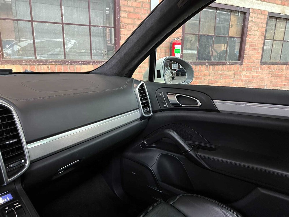 Porsche Cayenne Turbo 4.8 V8 500HP 2010 38,000KM!
