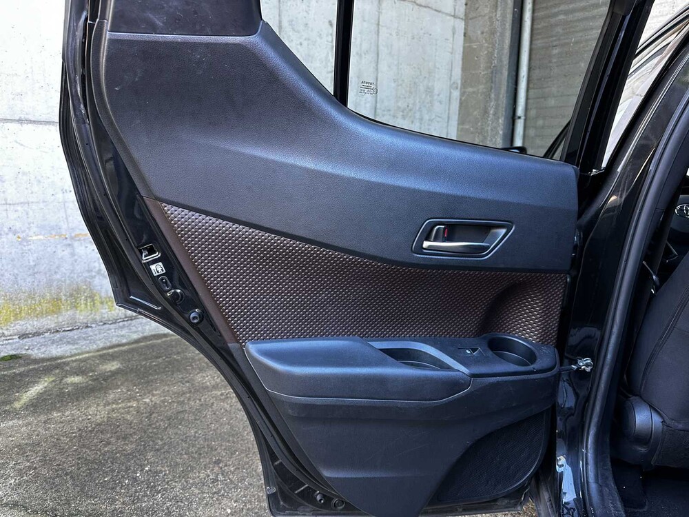 Toyota C-HR 1.8 Hybrid Executive 122pk 2017 (Origineel-NL), RF-509-L