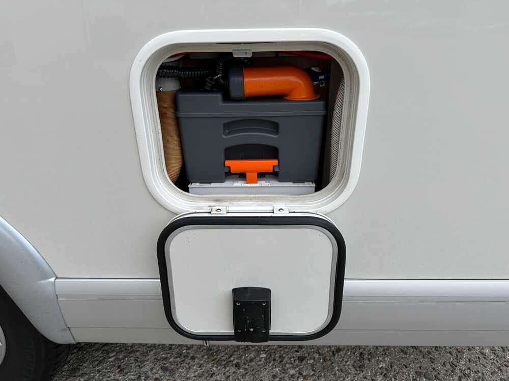 Carthago Chic C-Line I 4.2F 136pk 2011, KLK-90-S