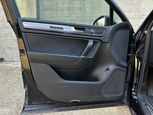 Volkswagen Touareg 4.2 V8 TDI 340pk 2015, S-216-BF