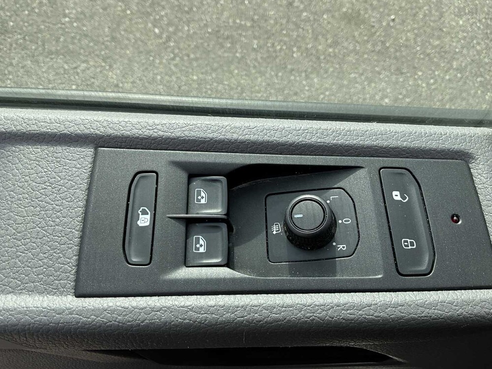 Volkswagen Transporter 2.0 TDI L2H1 XL 150pk 3-Persoons 2023 V-03-RHJ (33.170km)