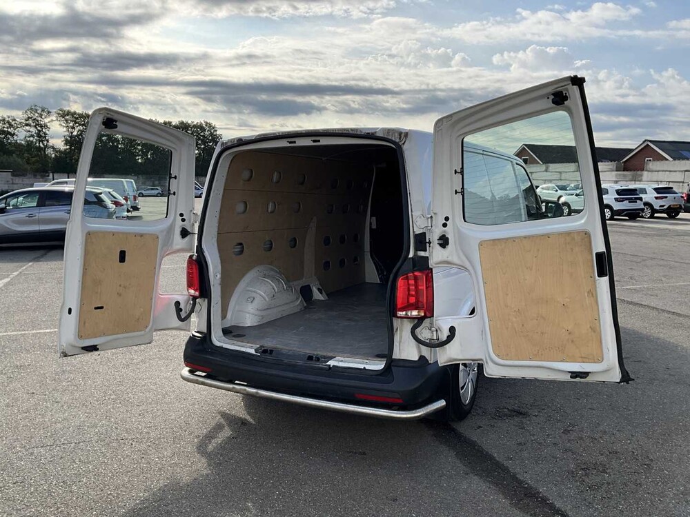 Volkswagen Transporter 2.0 TDI L2H1 XL 150pk 3-Persoons 2023 V-03-RHD (35.404km)