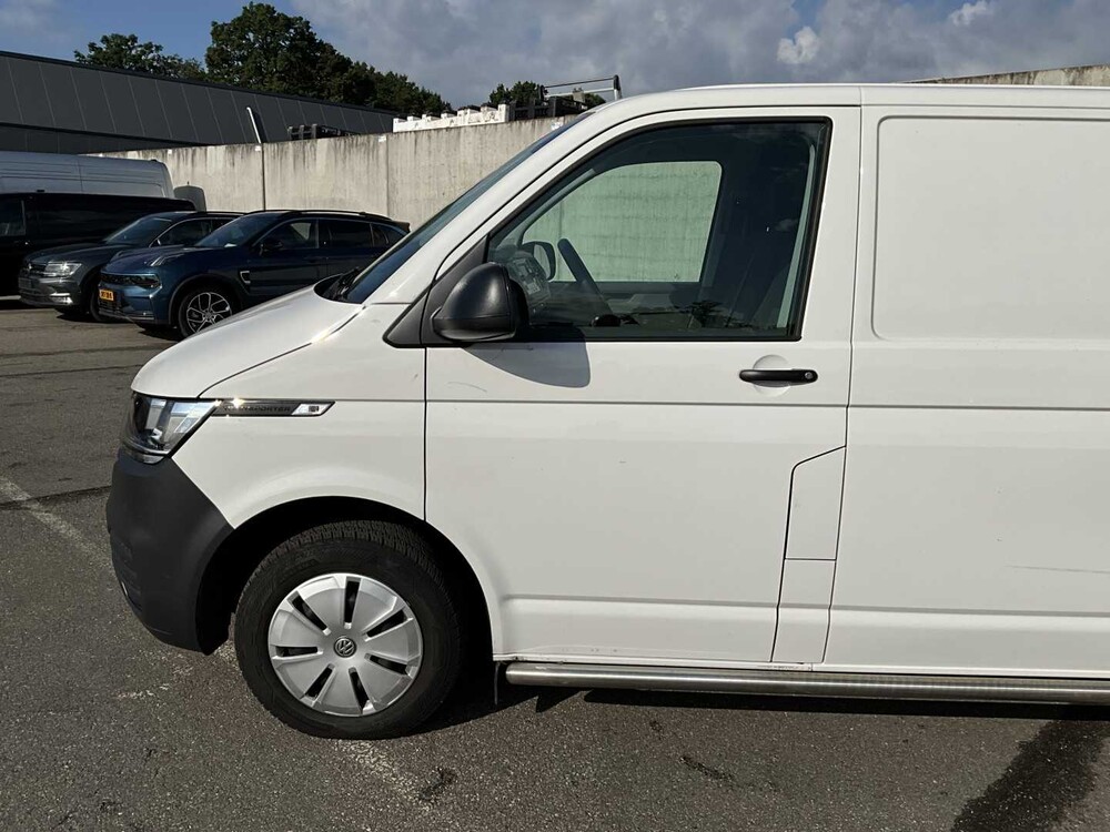 Volkswagen Transporter 2.0 TDI L2H1 XL 150pk 3-Persoons 2023 V-03-RHD (35.404km)
