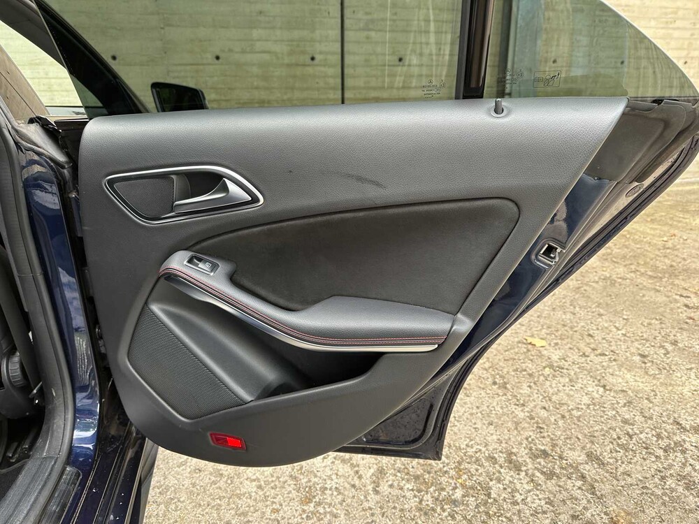Mercedes-Benz CLA180 Business Solution AMG CLA-Klasse 121 PS 2018 (Original-NL), XB-460-Z