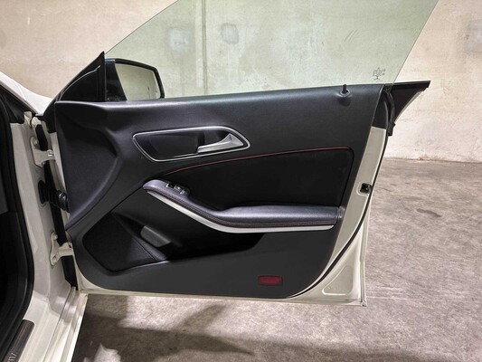 Mercedes-Benz CLA200 Edition 1 CLA-klasse 156pk 2013, 7-SBB-99