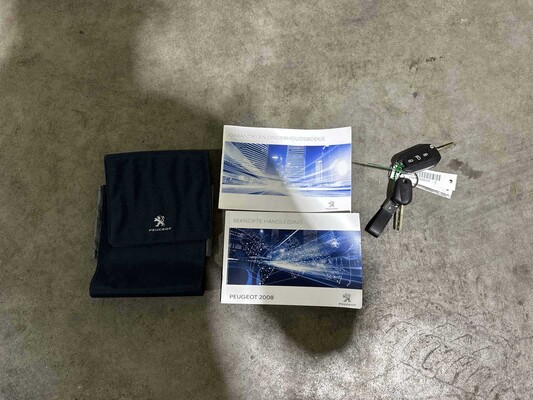 Peugeot 2008 1.2 PureTech Allure 110pk 2018 (Origineel-NL), RL-527-Z