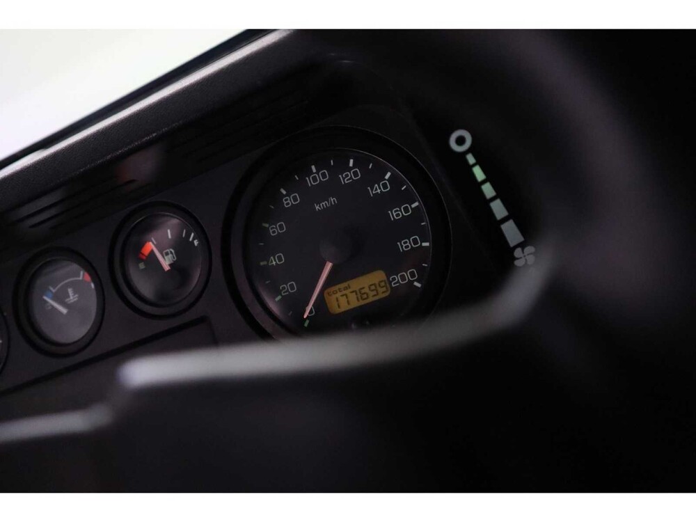 Land Rover Defender Td5 90 2.5 122hp 2000 (Original-NL), 88-VN-VG